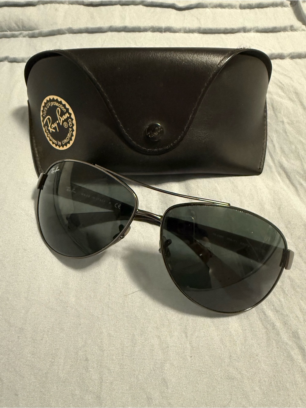 Ray-Ban Black Metal Aviator Sunglasses with Dark Lenses and Case